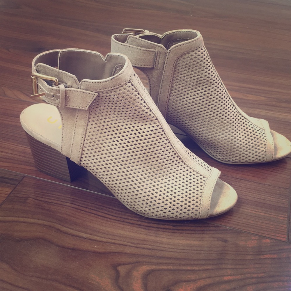 Open-toed wedge heels